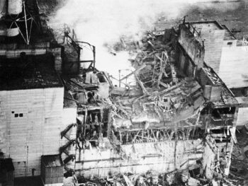 Chernobyl, reattore 4: l'edificio di contenimento è devastato dall'esplosione